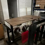 LOTE 125 - Lote com 2 mesas e 2 banquetas