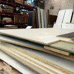 LOTE 034 - Lote de placas de MDF e MDP e corrugados (retalhos e placas)