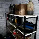 LOTE 082 - Prateleiras com tintas e produtos químicos 