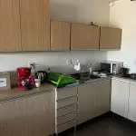 LOTE 102 - Lote balcão e balcão aéreo, cafeteira, micro-ondas 