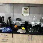 LOTE 008 - Balcão com gavetas e portas 