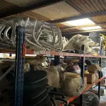 LOTE 037 - Lote de materiais que estão nas prateleiras (sem as prateleiras)