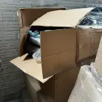 LOTE 133 - Lote de cadeiras em caixas 