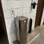 LOTE 076 - Bebedor com porta copos 