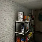 LOTE 082 - Prateleiras com tintas e produtos químicos 