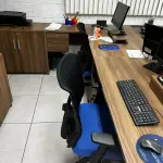 LOTE 019 - Mesa e mesa em l e 2 cadeiras azuis 