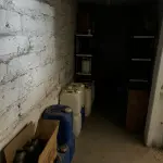 LOTE 082 - Prateleiras com tintas e produtos químicos 