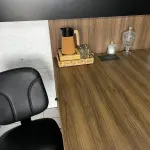 LOTE 001 - Mesa com cadeira preta
