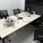 LOTE 003 - Mesa reunião com 5 cadeiras e TV Samsung 