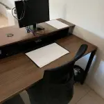 LOTE 114 - mesa grande de trabalho, cadeira e monitor 