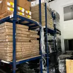 LOTE 131 - Lote de produtos dentro das estruturas metálicas 