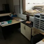 LOTE 057 - Mesa em L e cadeira 