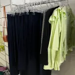 LOTE 000 - Lote com aproximadamente 3.500 peças de roupas e seus cabides (toda a loja): vestidos, saias, moletons, casacos, bermudas, calças, camisetas