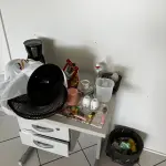 LOTE 000 - Lote com aproximadamente 3.500 peças de roupas e seus cabides (toda a loja): vestidos, saias, moletons, casacos, bermudas, calças, camisetas