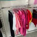 LOTE 000 - Lote com aproximadamente 3.500 peças de roupas e seus cabides (toda a loja): vestidos, saias, moletons, casacos, bermudas, calças, camisetas