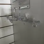 LOTE 000 - Lote com aproximadamente 3.500 peças de roupas e seus cabides (toda a loja): vestidos, saias, moletons, casacos, bermudas, calças, camisetas
