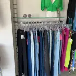 LOTE 000 - Lote com aproximadamente 3.500 peças de roupas e seus cabides (toda a loja): vestidos, saias, moletons, casacos, bermudas, calças, camisetas