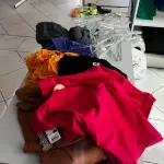 LOTE 000 - Lote com aproximadamente 3.500 peças de roupas e seus cabides (toda a loja): vestidos, saias, moletons, casacos, bermudas, calças, camisetas