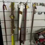 LOTE 000 - Lote com aproximadamente 3.500 peças de roupas e seus cabides (toda a loja): vestidos, saias, moletons, casacos, bermudas, calças, camisetas