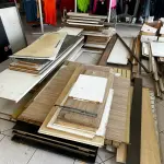 LOTE 000 - Lote com aproximadamente 3.500 peças de roupas e seus cabides (toda a loja): vestidos, saias, moletons, casacos, bermudas, calças, camisetas