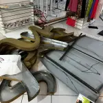 LOTE 000 - Lote com aproximadamente 3.500 peças de roupas e seus cabides (toda a loja): vestidos, saias, moletons, casacos, bermudas, calças, camisetas