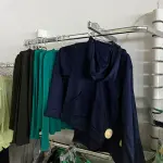 LOTE 000 - Lote com aproximadamente 3.500 peças de roupas e seus cabides (toda a loja): vestidos, saias, moletons, casacos, bermudas, calças, camisetas