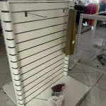 LOTE 000 - Lote com aproximadamente 3.500 peças de roupas e seus cabides (toda a loja): vestidos, saias, moletons, casacos, bermudas, calças, camisetas