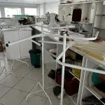 LOTE 000 - Lote com aproximadamente 3.500 peças de roupas e seus cabides (toda a loja): vestidos, saias, moletons, casacos, bermudas, calças, camisetas