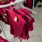 LOTE 000 - Lote com aproximadamente 3.500 peças de roupas e seus cabides (toda a loja): vestidos, saias, moletons, casacos, bermudas, calças, camisetas