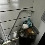 LOTE 000 - Lote com aproximadamente 3.500 peças de roupas e seus cabides (toda a loja): vestidos, saias, moletons, casacos, bermudas, calças, camisetas