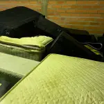 LOTE 007 - Lote de colchoes e mantas massageadoras, lote de espumas e colchões,