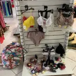 LOTE 000 - Lote com aproximadamente 3.500 peças de roupas e seus cabides (toda a loja): vestidos, saias, moletons, casacos, bermudas, calças, camisetas