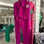 LOTE 000 - Lote com aproximadamente 3.500 peças de roupas e seus cabides (toda a loja): vestidos, saias, moletons, casacos, bermudas, calças, camisetas