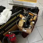 LOTE 000 - Lote com aproximadamente 3.500 peças de roupas e seus cabides (toda a loja): vestidos, saias, moletons, casacos, bermudas, calças, camisetas