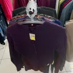 LOTE 000 - Lote com aproximadamente 3.500 peças de roupas e seus cabides (toda a loja): vestidos, saias, moletons, casacos, bermudas, calças, camisetas