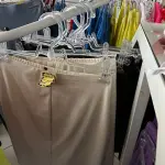 LOTE 000 - Lote com aproximadamente 3.500 peças de roupas e seus cabides (toda a loja): vestidos, saias, moletons, casacos, bermudas, calças, camisetas