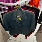 LOTE 000 - Lote com aproximadamente 3.500 peças de roupas e seus cabides (toda a loja): vestidos, saias, moletons, casacos, bermudas, calças, camisetas