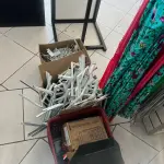 LOTE 000 - Lote com aproximadamente 3.500 peças de roupas e seus cabides (toda a loja): vestidos, saias, moletons, casacos, bermudas, calças, camisetas