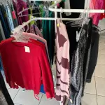 LOTE 000 - Lote com aproximadamente 3.500 peças de roupas e seus cabides (toda a loja): vestidos, saias, moletons, casacos, bermudas, calças, camisetas