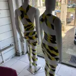 LOTE 000 - Lote com aproximadamente 3.500 peças de roupas e seus cabides (toda a loja): vestidos, saias, moletons, casacos, bermudas, calças, camisetas