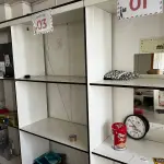 LOTE 000 - Lote com aproximadamente 3.500 peças de roupas e seus cabides (toda a loja): vestidos, saias, moletons, casacos, bermudas, calças, camisetas