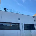 LOTE 000 - O prédio nº 97 da R. Comendador Azevedo, compreendendo casa de alvenaria, suas dependências, benfeitorias, instalações e o respectivo terreno que mede 8m80 de frente à dita rua, por 30m