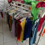 LOTE 000 - Lote com aproximadamente 3.500 peças de roupas e seus cabides (toda a loja): vestidos, saias, moletons, casacos, bermudas, calças, camisetas