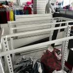 LOTE 000 - Lote com aproximadamente 3.500 peças de roupas e seus cabides (toda a loja): vestidos, saias, moletons, casacos, bermudas, calças, camisetas