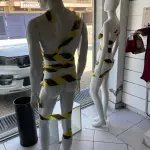 LOTE 000 - Lote com aproximadamente 3.500 peças de roupas e seus cabides (toda a loja): vestidos, saias, moletons, casacos, bermudas, calças, camisetas