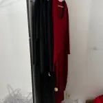 LOTE 000 - Lote com aproximadamente 3.500 peças de roupas e seus cabides (toda a loja): vestidos, saias, moletons, casacos, bermudas, calças, camisetas