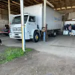 LOTE 004 - "CAMINHÃO VW WORKER 17-180, BRANCO, C/BAÚ, S/PLACAS, MOTOR DESMONTADO E FALTANDO PEÇAS, PLACAS IPO 5691
