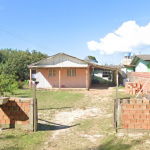 LOTE 000 - O imóvel situado na Rua Trinta e Cinco, Centro, Balneário Pinhal, Lote 02, da Quadra 02-C, medindo 12m de frente, ao oeste, no alinhamento da Av. B