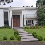 LOTE 010 - Um terreno/lote, com edificação de um prédio residencial, sem numeração, no Complexo Turístico Quinta da Serra, situado na rua dos Buganvilles, na zona urbana do bairro Santa Terezinha, na cidade de Canela/RS