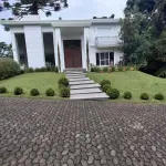 LOTE 010 - Um terreno/lote, com edificação de um prédio residencial, sem numeração, no Complexo Turístico Quinta da Serra, situado na rua dos Buganvilles, na zona urbana do bairro Santa Terezinha, na cidade de Canela/RS